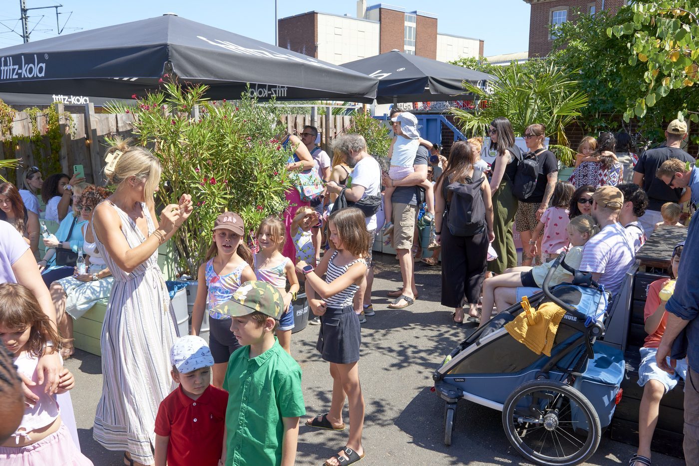Familien und Kinder im Hof bei der Ehrenfeld Summer Dayparty am 1. August 2026