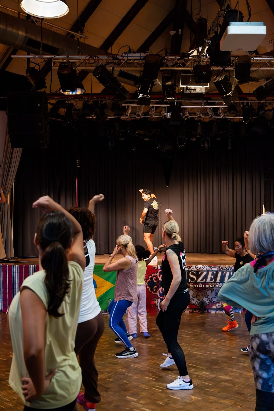 Tanzgruppe beim Workshop im Bürgerzentrum Ehrenfeld