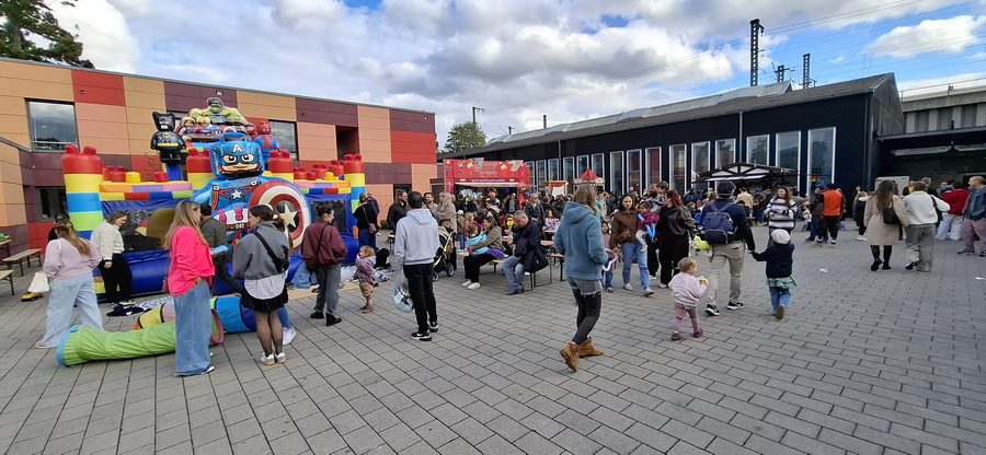 Familien im Hof der Pattenhalle beim Ehrenfelder Herbstfest