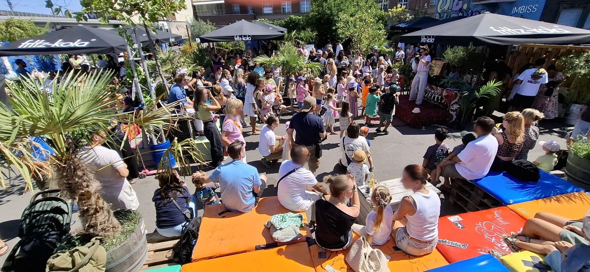 Volles Gelaende beim Auszeit! Fest in Koeln-Ehrenfeld
